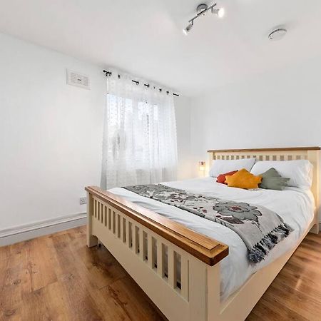 Appartamento 1Br Modern Flat On Edgware Rd Ed3 Londra Esterno foto