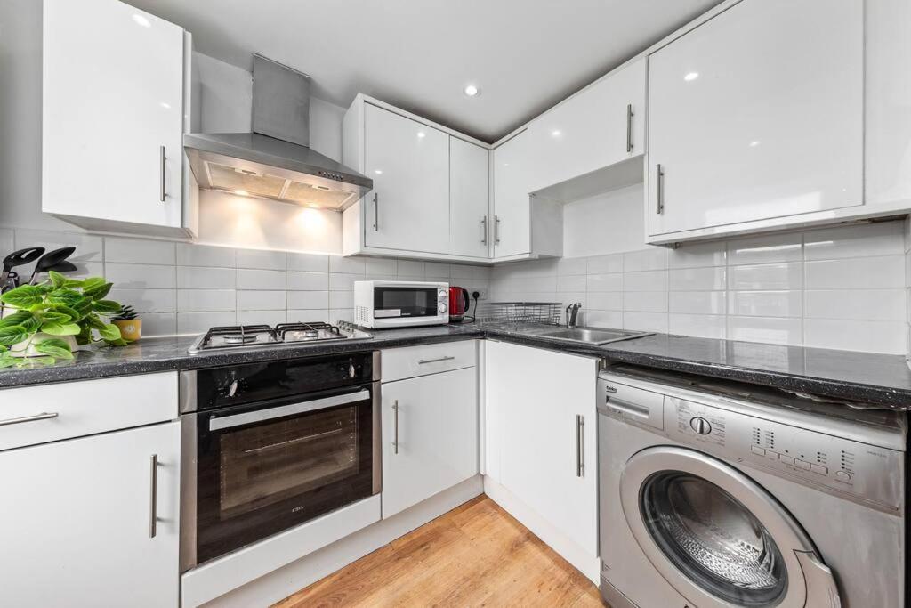 Appartamento 1Br Modern Flat On Edgware Rd Ed3 Londra Esterno foto