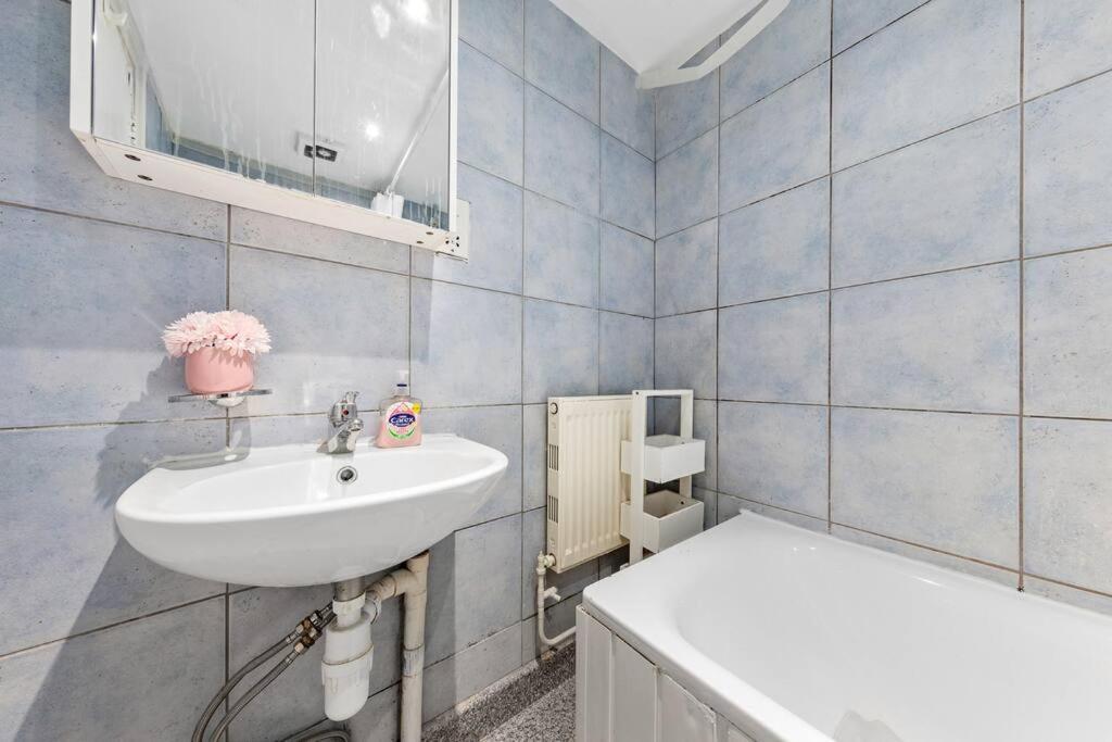 Appartamento 1Br Modern Flat On Edgware Rd Ed3 Londra Esterno foto